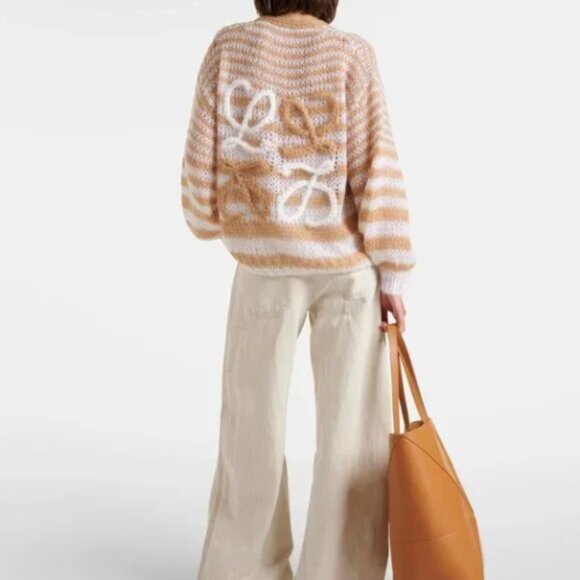 Loewe Anagram cardigan crafted from a luxurious wool-blend - Picture 2 of 12